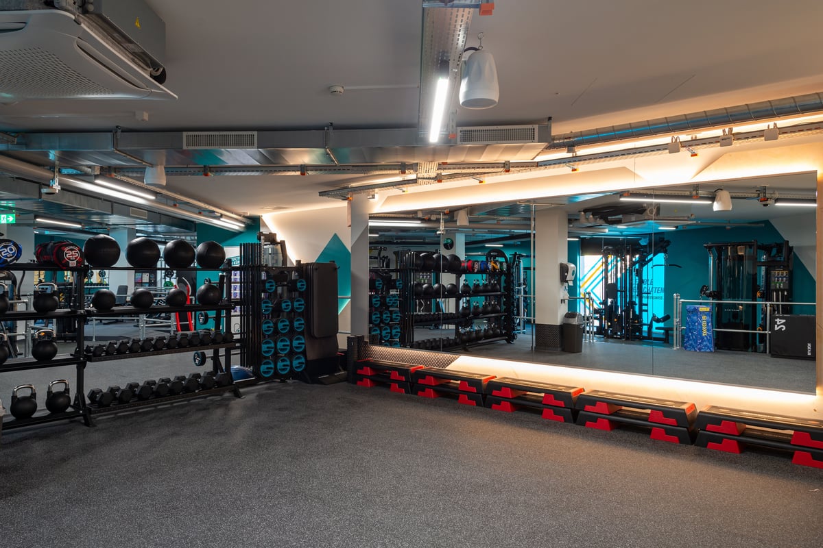 Studio fonctionnel de la gym de Brugg avec kettlebells et mur de miroirs