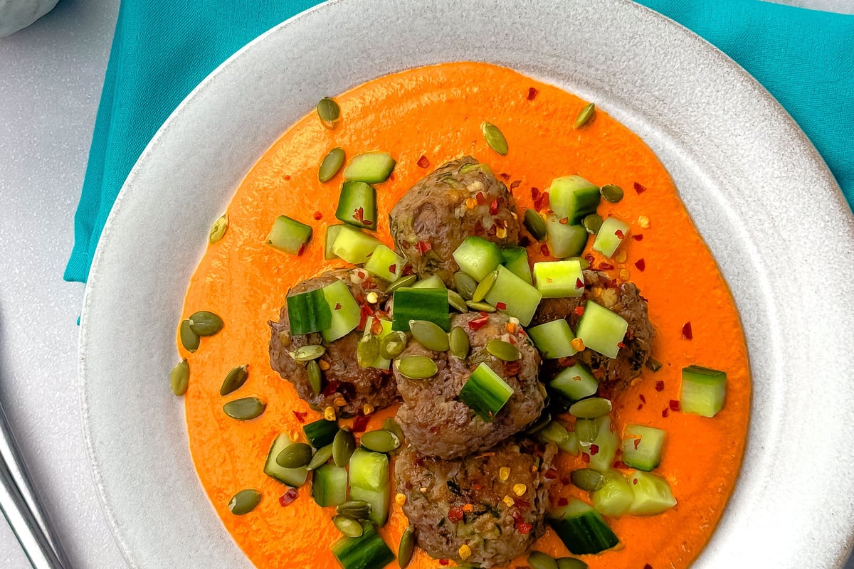 Zucchetti-Feta-Fleischbällchen mit Harissa-Sauce