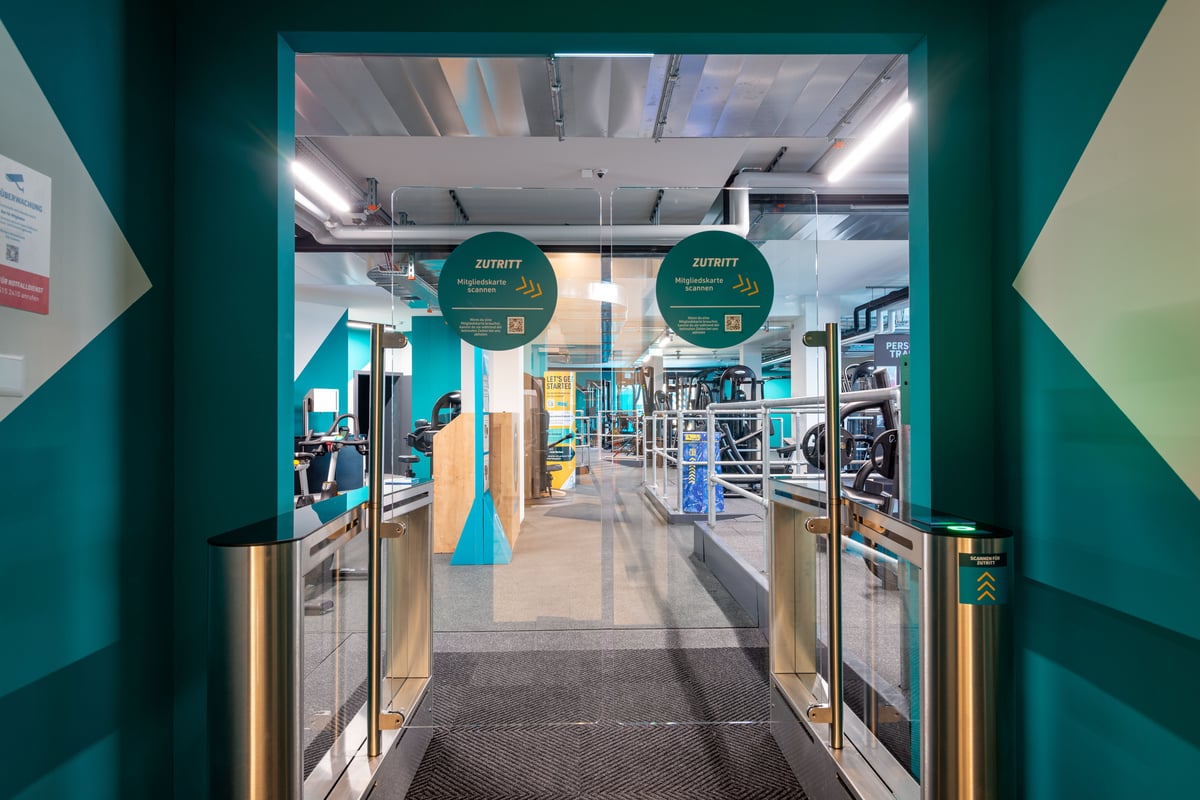 Entrée de la gym de Brugg avec portiques et scanners de carte membre
