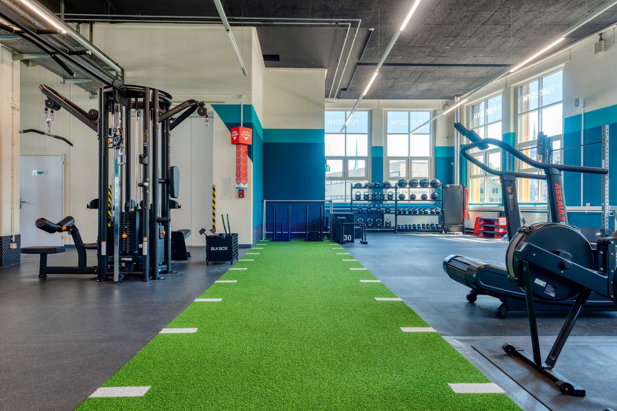 PureGym Horgen Moderner Functional-Trainingsbereich mit offenem Trainingsbereich