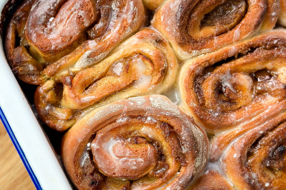 Zimtrollen mit Toffee-Apfel