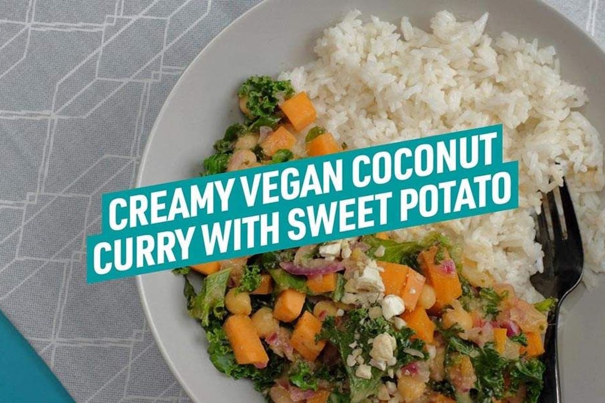 Cremiges veganes Kokos-Curry mit Süßkartoffeln