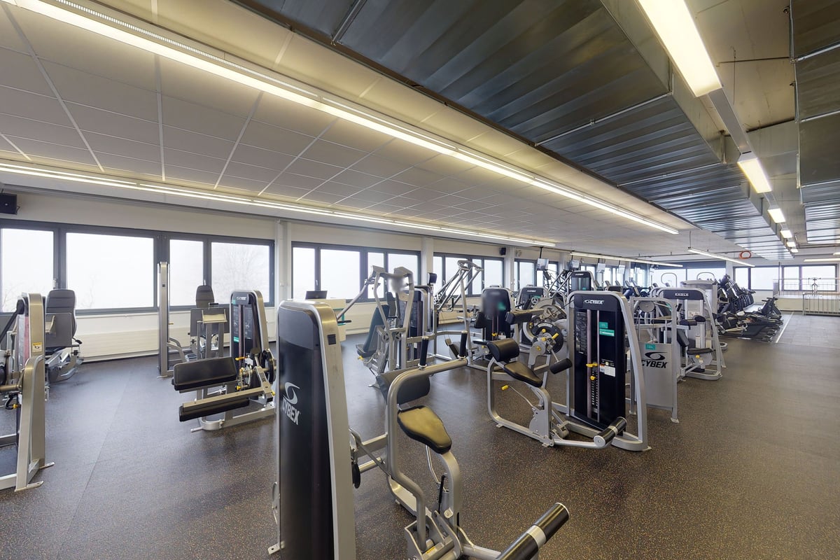 PureGym Uster: Des rangées d'appareils d'exercice, d'haltères, de bancs et de miroirs.