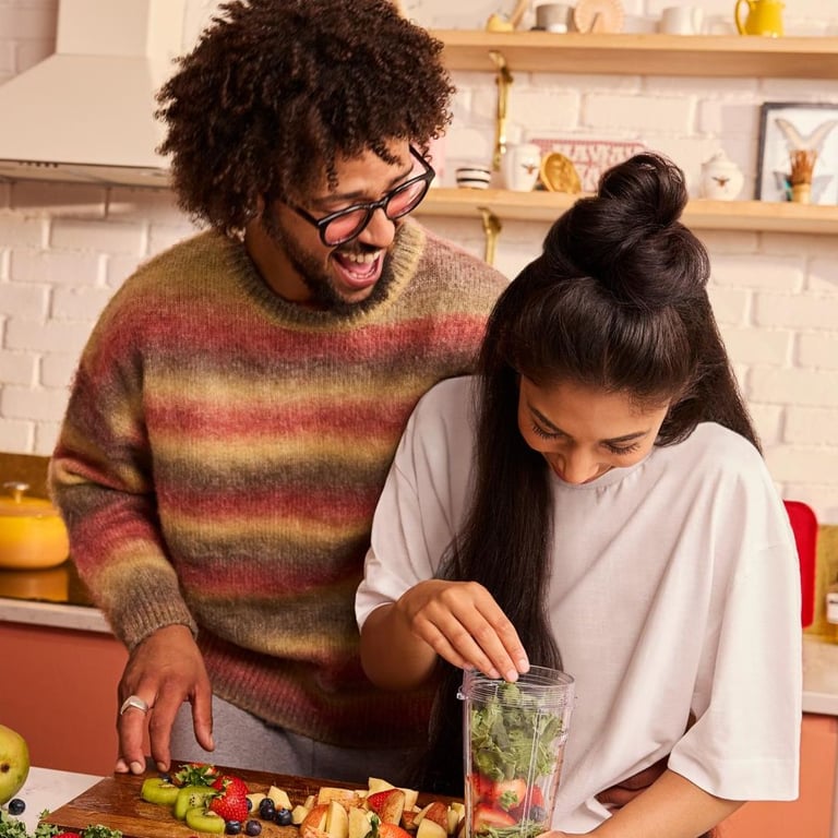Zwei Personen bereiten gemeinsam gesundes Essen in einer Küche zu