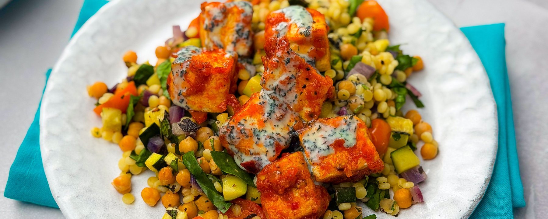 Rezept für klebrigen Harissa-Tofu mit Couscous-Salat