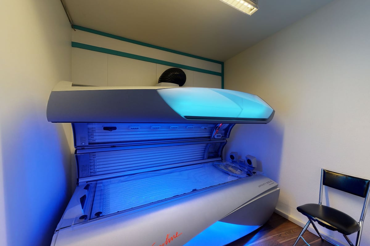 PureGym Basel Clara Huus: Solariumbett und Stuhl.