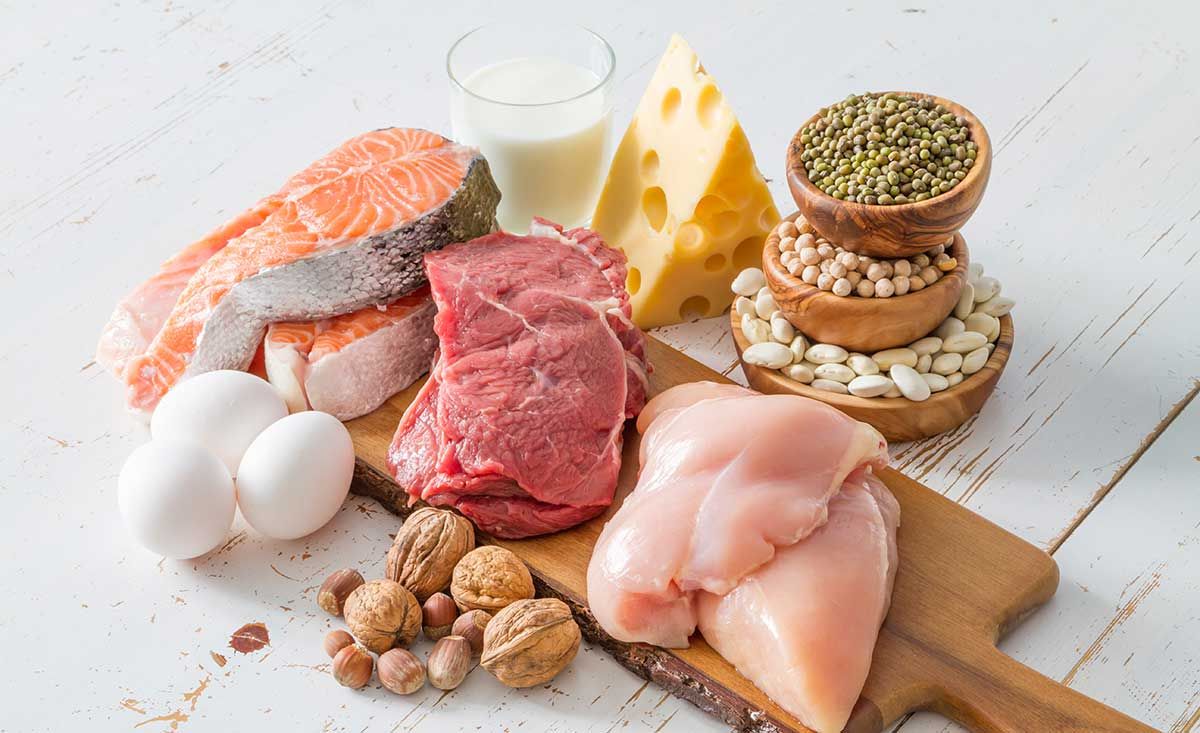 Lachs, rohes Rindfleisch, Hähnchenbrust, Eier, Käse, Milch, Nüsse und verschiedene Bohnen