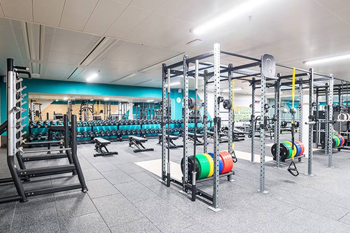 PureGym Fribourg: Supports de musculation, haltères, bancs et sols caoutchoutés.