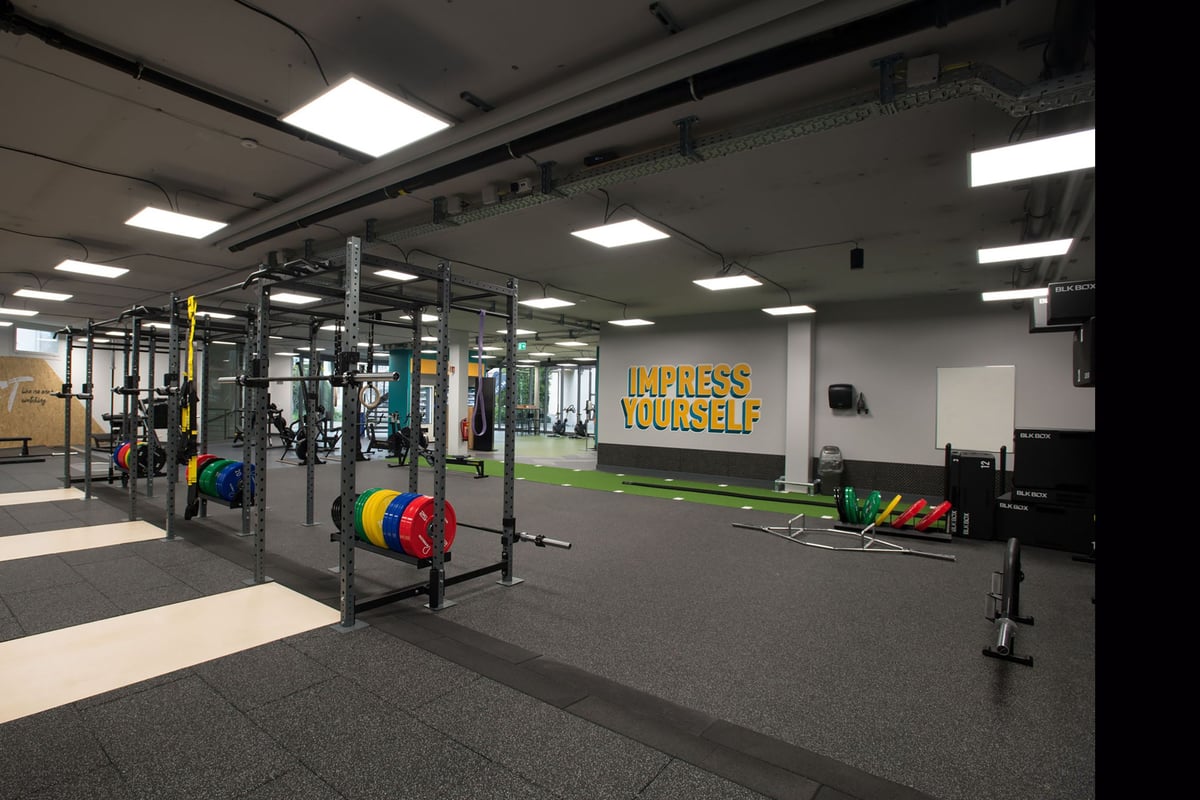 PureGym Lyss: Appareil de musculation, haltères, ballons d'exercice et revêtement de sol caoutchouté.