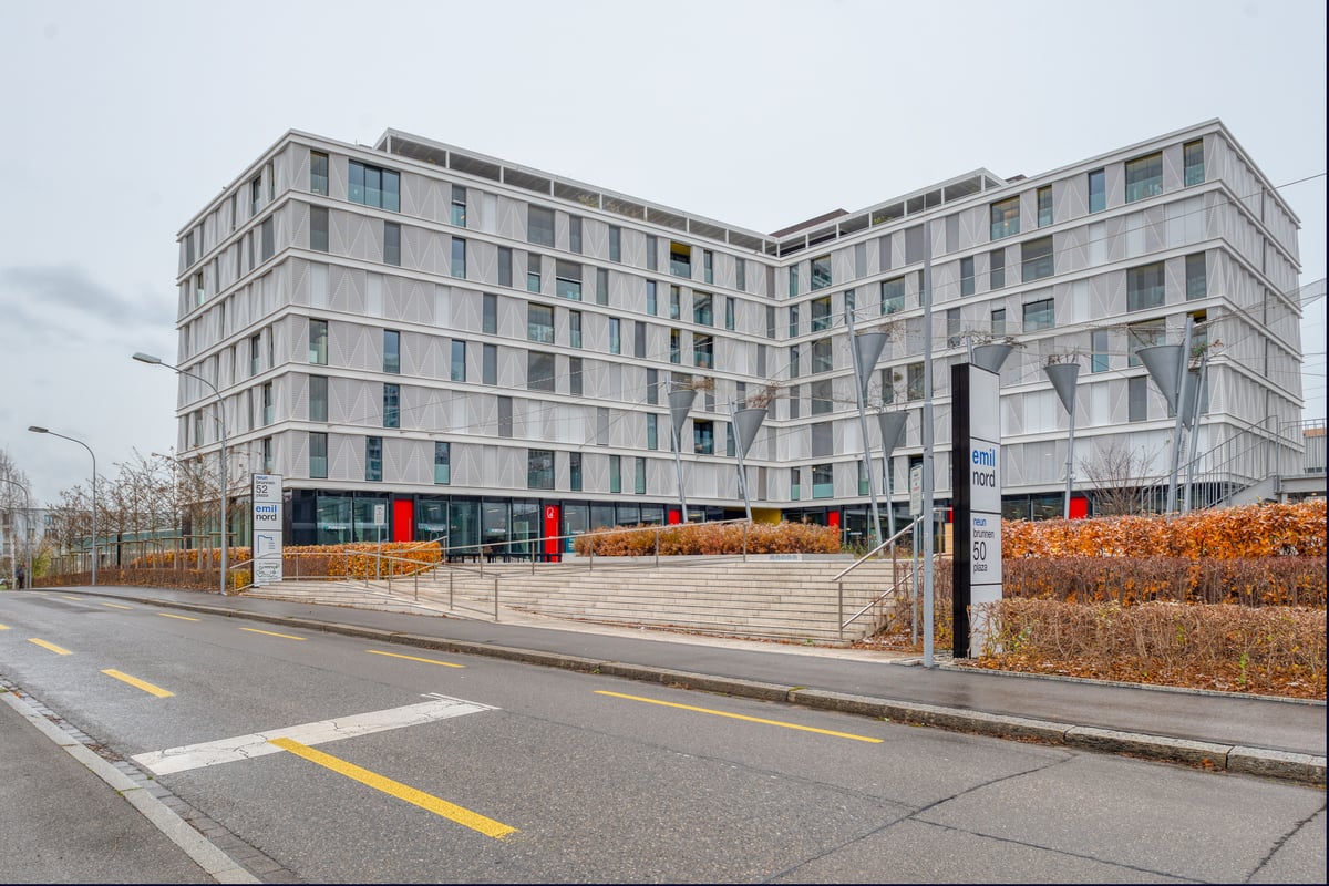 PureGym Zürich Oerlikon: Gebäude mit zahlreichen Fenstern.