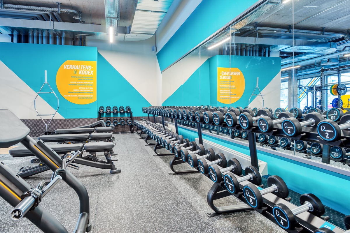 PureGym Altdorf: rows of workout benches and free weights in a gym