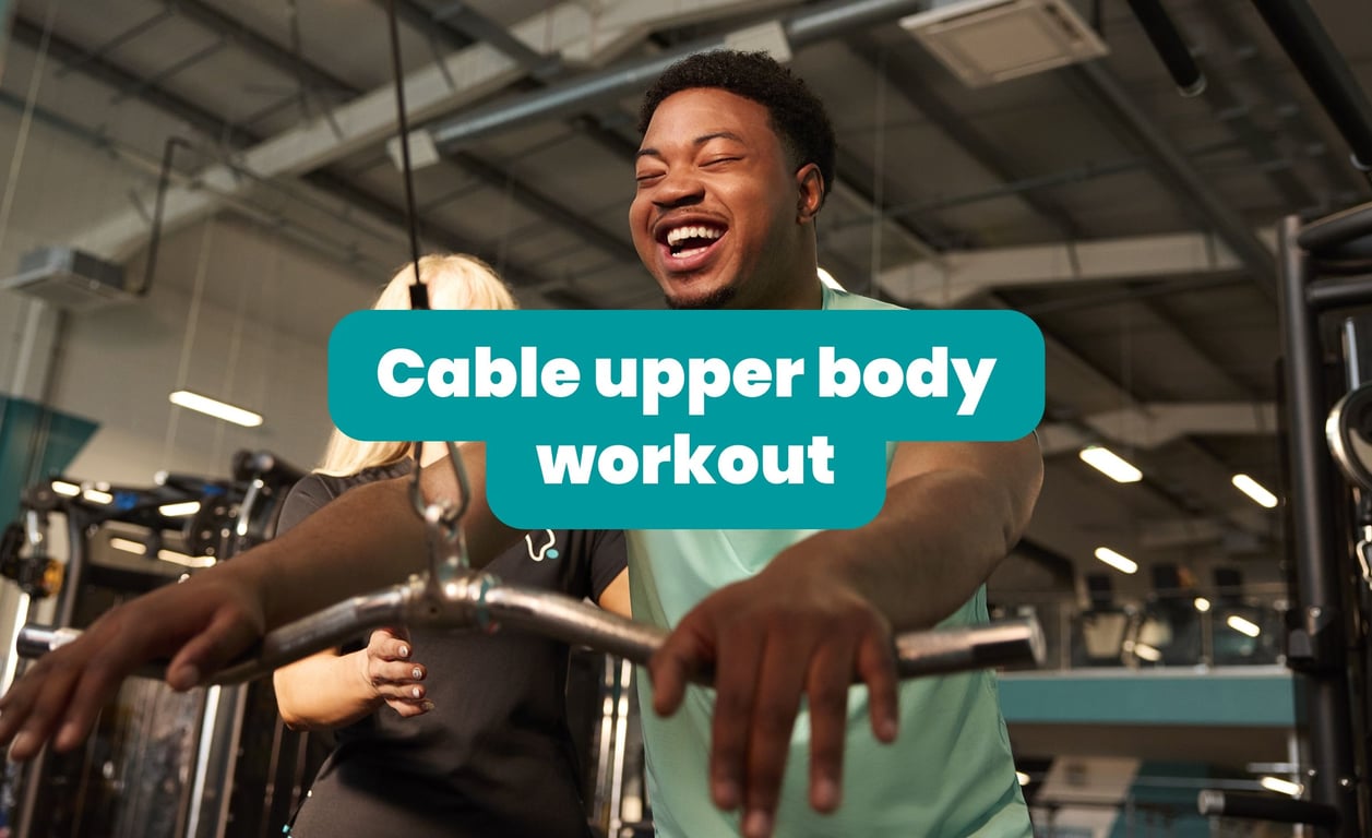 Mann lächelt beim Trainieren an der Kabelmaschine für Oberkörper im Fitnessstudio