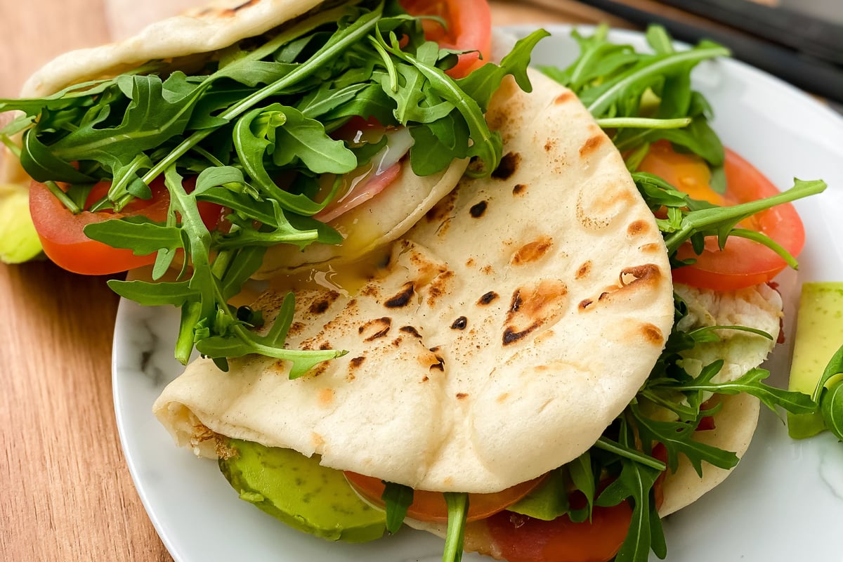 Fladenbrot mit Speck, Ei und Avocado Rezept