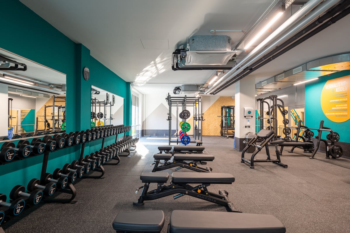 Espace poids libres de la gym de Brugg avec haltères et racks de squat