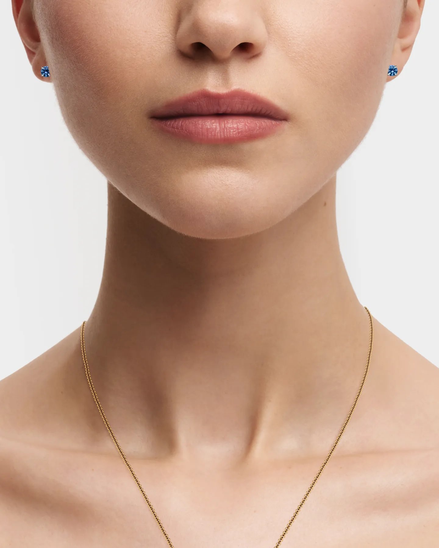 Kolczyki na sztyft z niebieskimi szafirem - żółte złoto