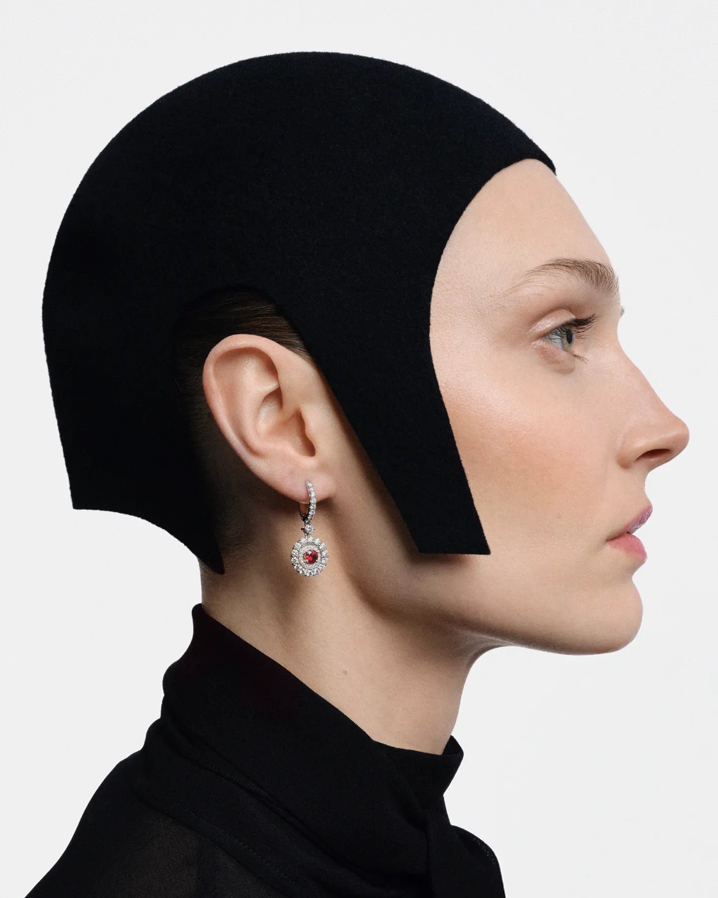 Kolczyki Louvre Rubis wiszące z brylantami i rubinami 0.85 ct - białe złoto 750