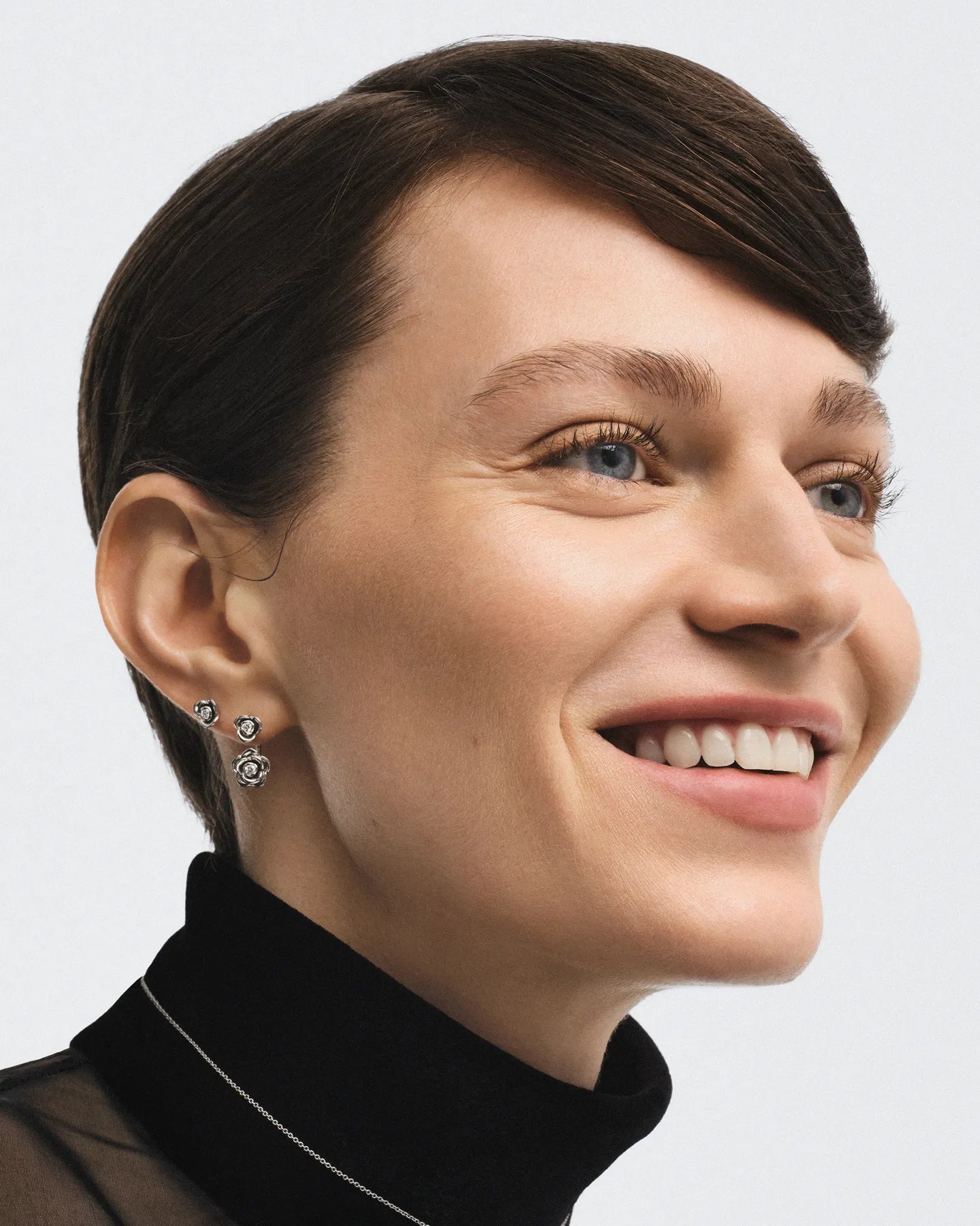 Kolczyki róże z brylantami w białym złocie 585 Malma'Rose No.1