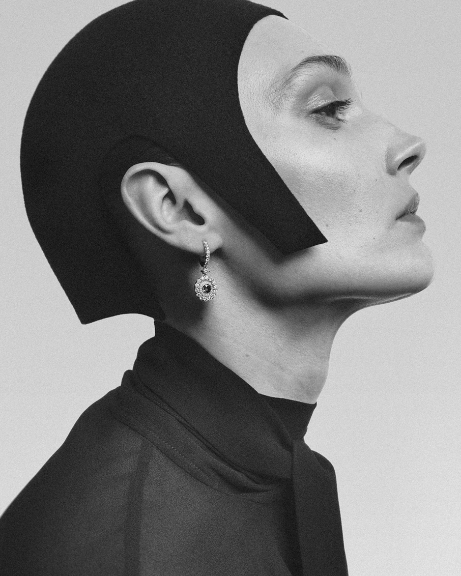 Detal biżuterii rubinowej ukazujący głębię koloru i precyzję oprawy