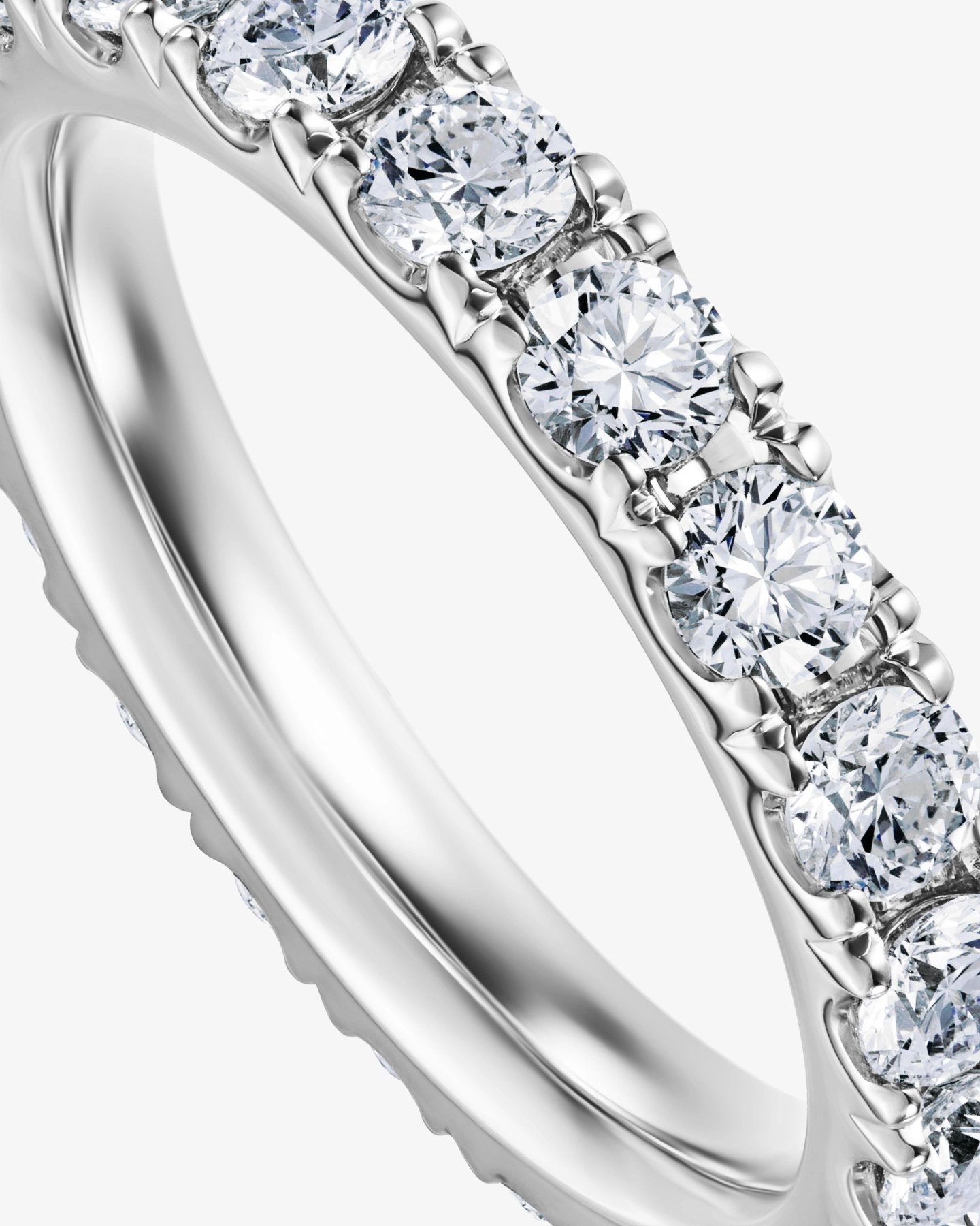 Pierścionek eternity z białego złota 750 z brylantami 1.90 ct