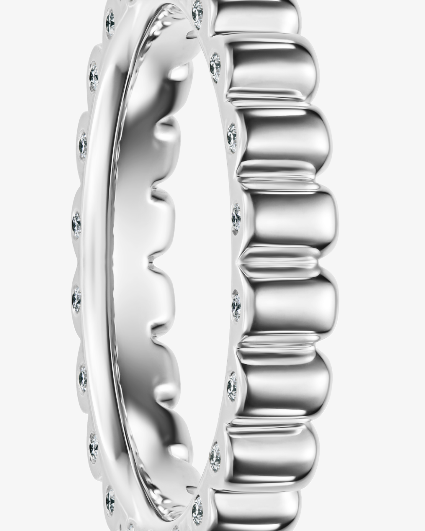 Złoty pierścionek z ryflowaniem i brylantami