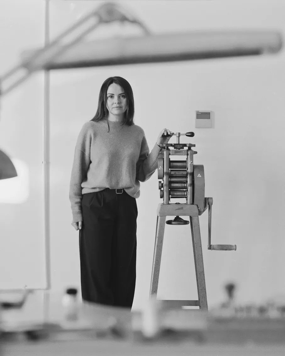 Urszula Dmowska-Gęsiorek w pracowni La Marqueuse w pionowym kadrze