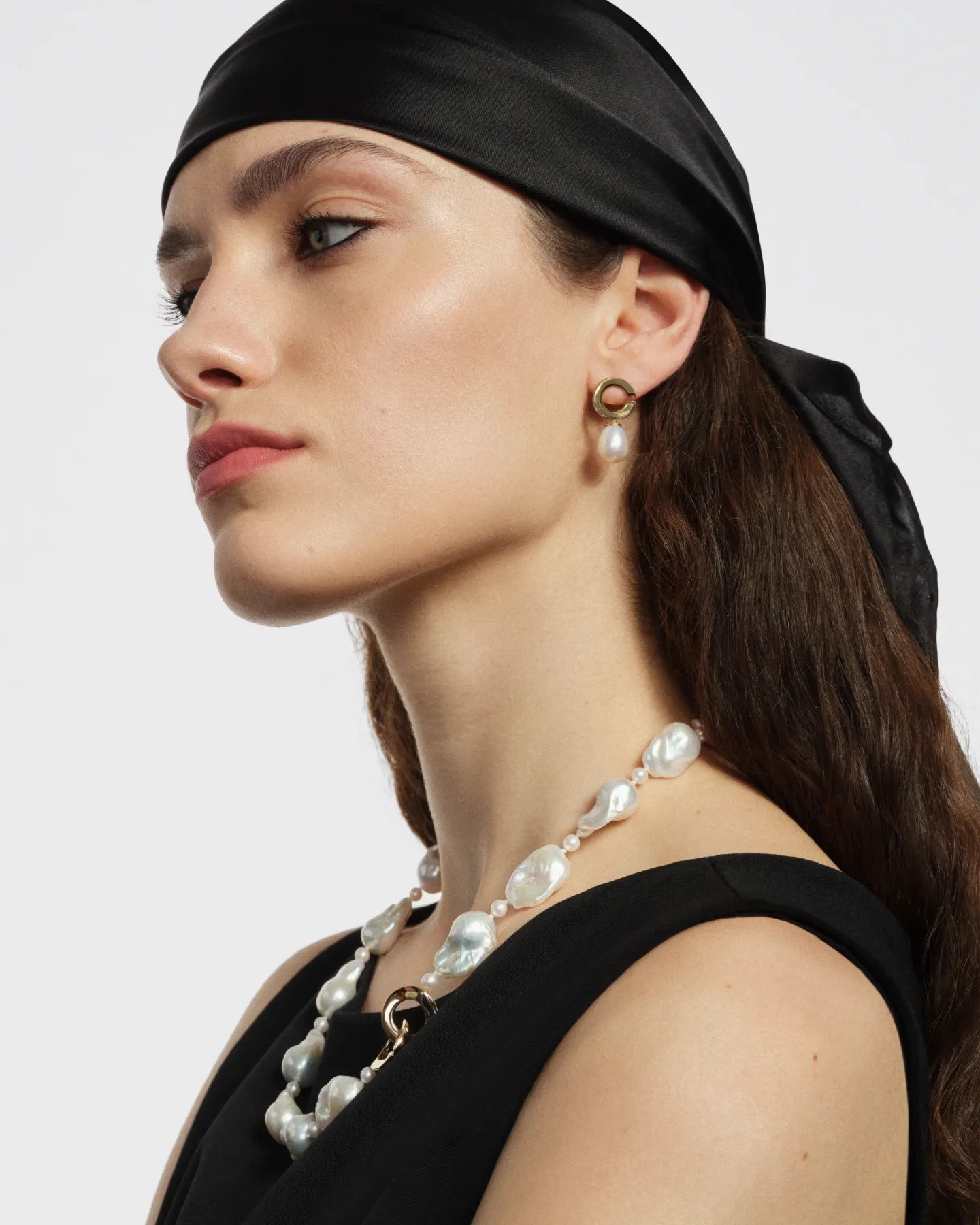 Modelka w naszyjniku z pereł hodowlanych w żółtym złocie 585 Ombre de Perle No.20