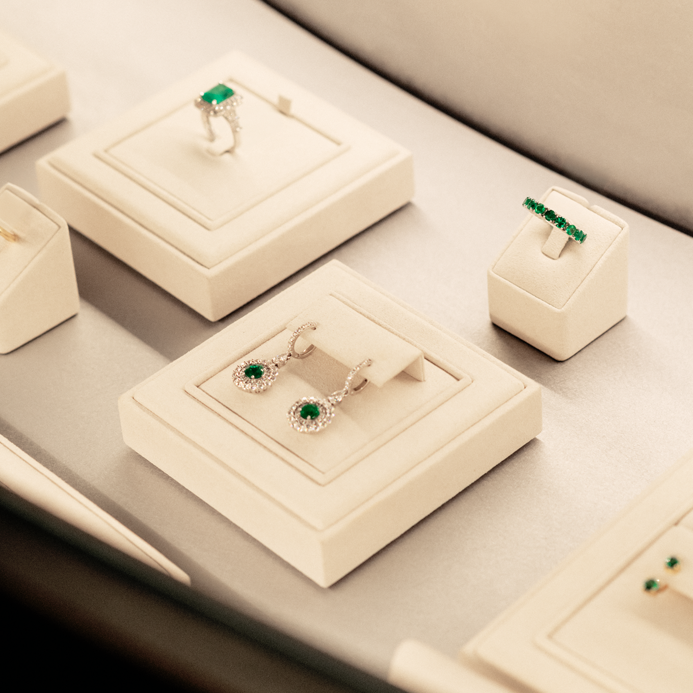 Salon jubilerski Warszawa - Dom Mody Klif - ekspozycja złotej biżuterii