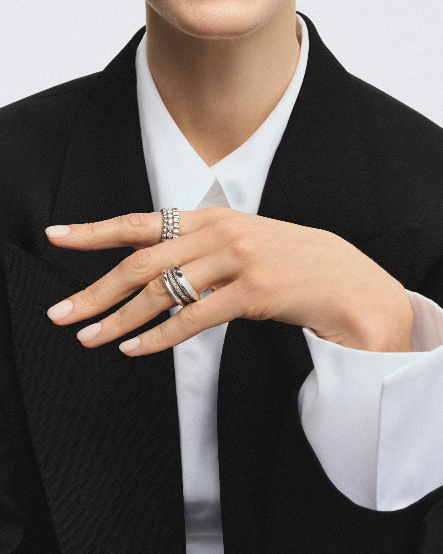 Pierścionek z białego złota z ryflowaniem