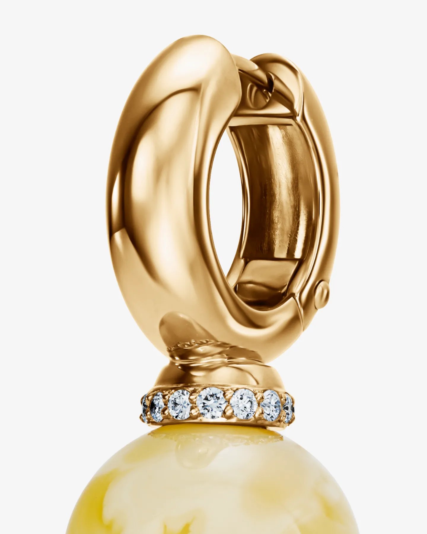 Krótkie, złote kolczyki z bursztynem