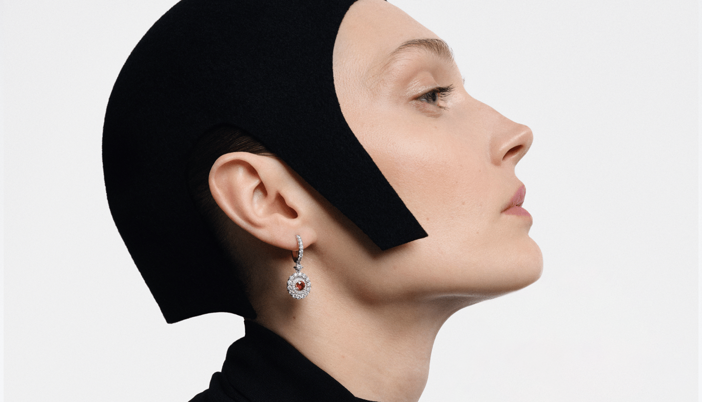 Kolczyk z rubinem noszony na uchu – proporcje, kolor i naturalny połysk