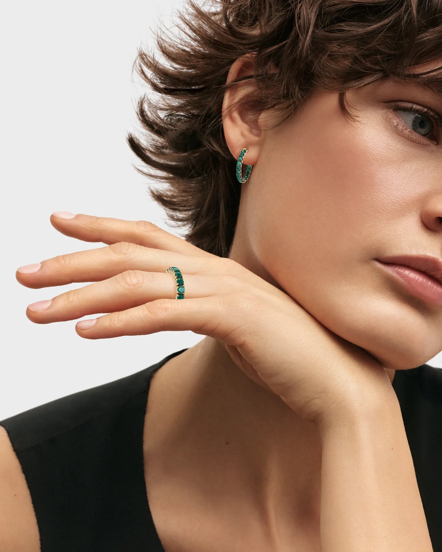 Złote kolczyki koła ze szmaragdami