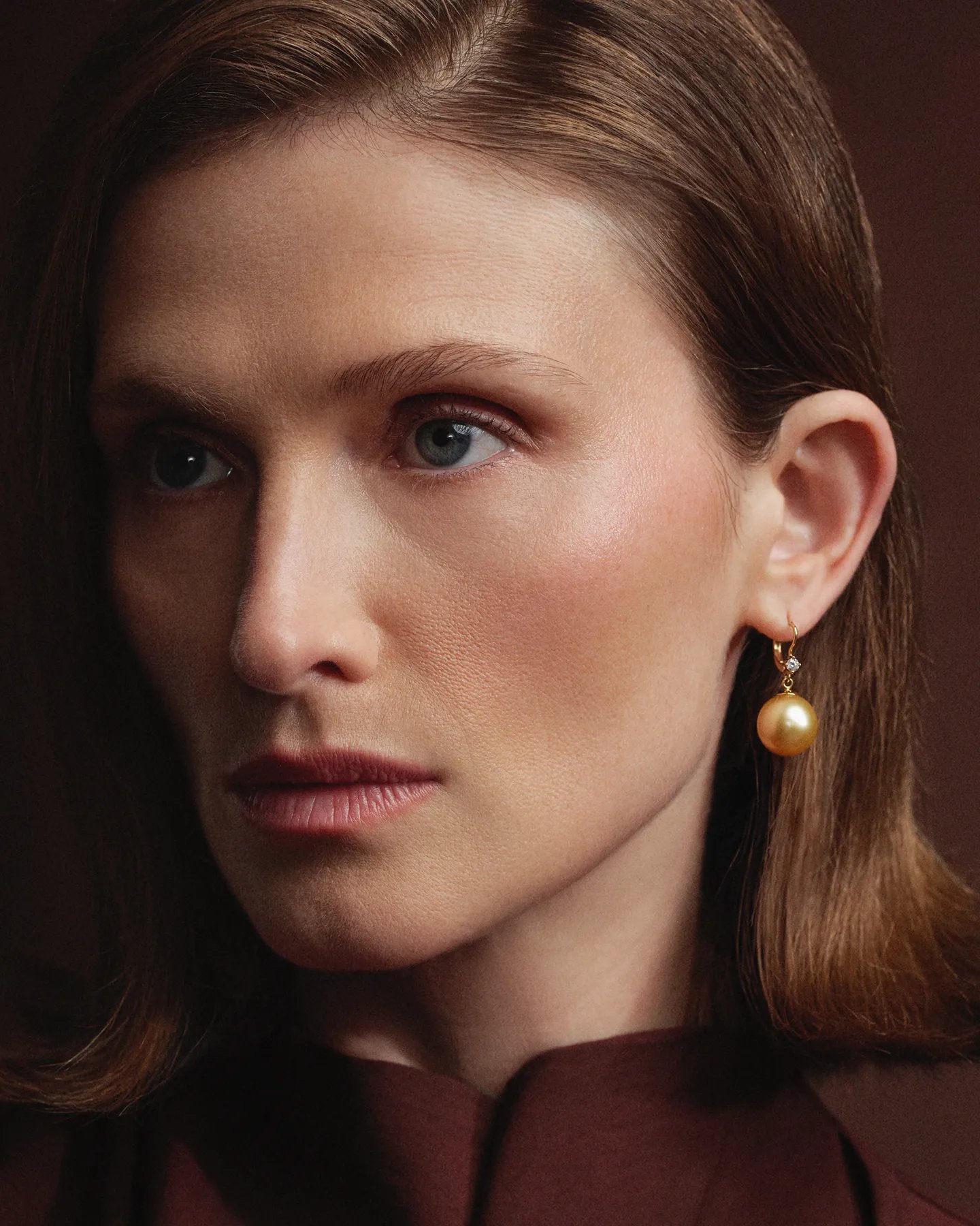 Kolczyki wiszące ze złotymi perłami morskimi i brylantami