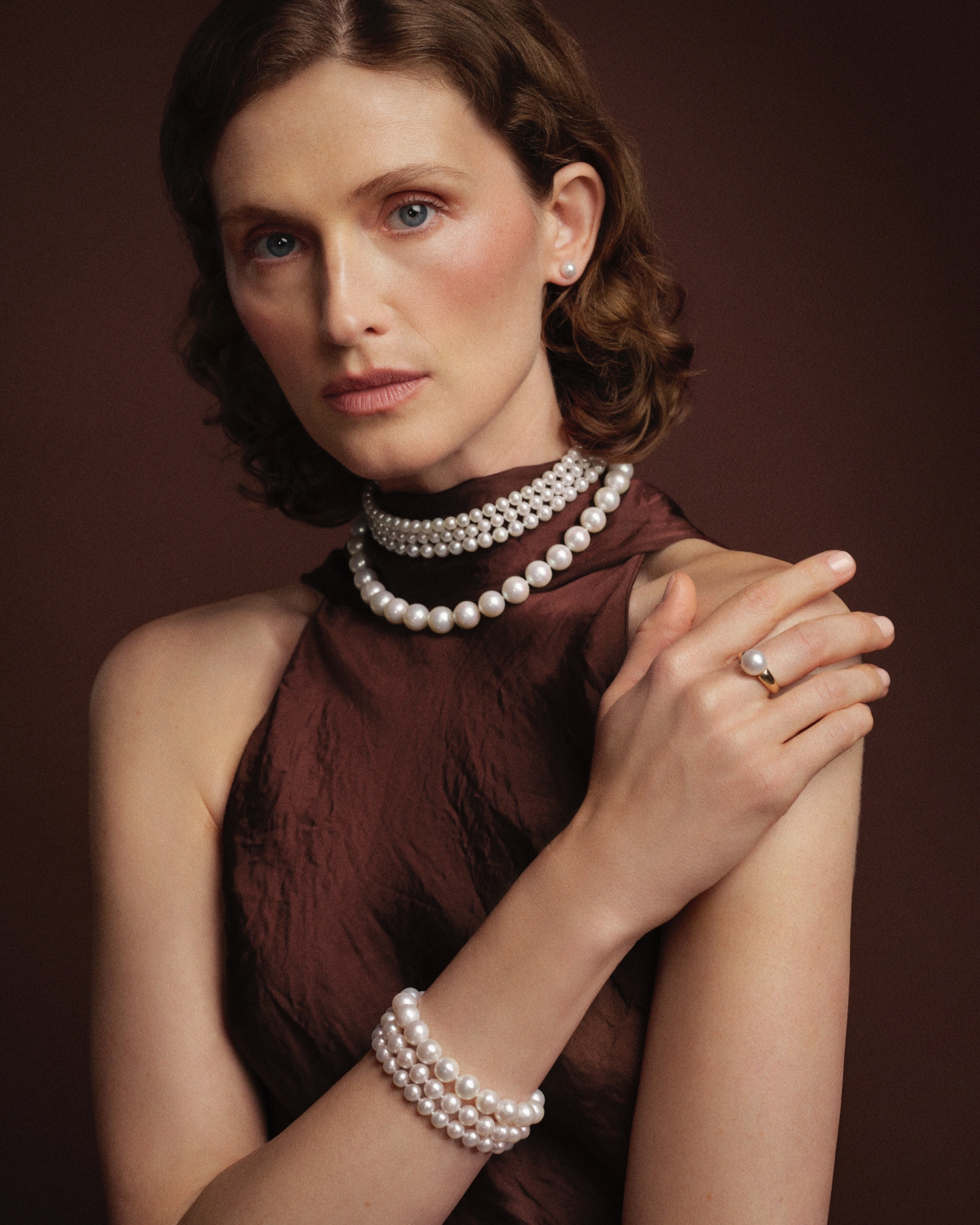 Modelka prezentująca komplet biżuterii z naturalnych pereł La Marqueuse