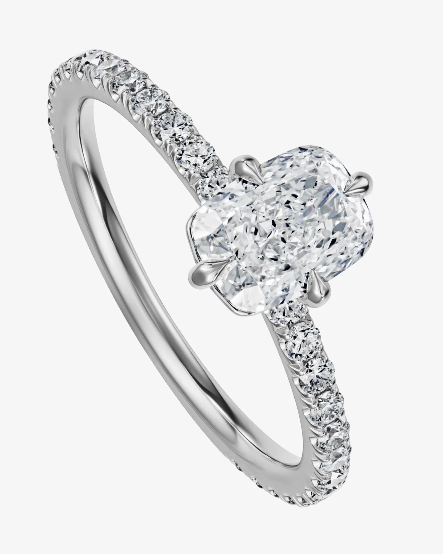Pierścionek z białego złota 750 z diamentem w szlifie elongated cushion w ujęciu bocznym