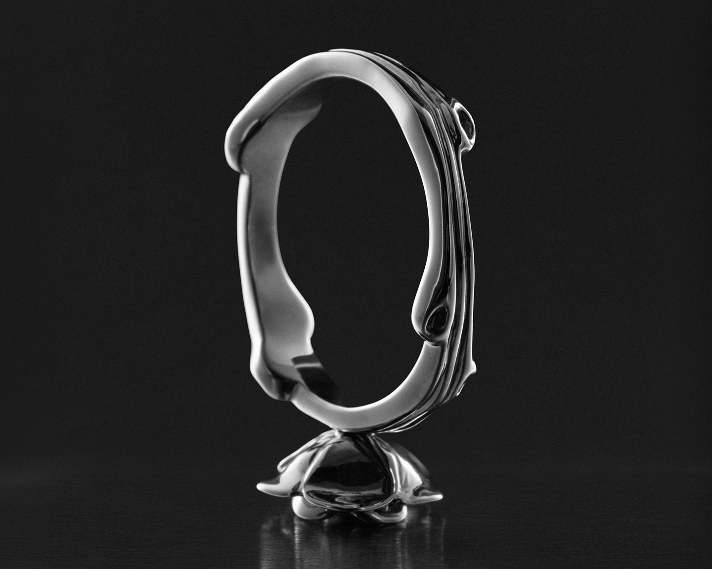 Nowoczesna forma pierścionka – projekt biżuterii La Marqueuse