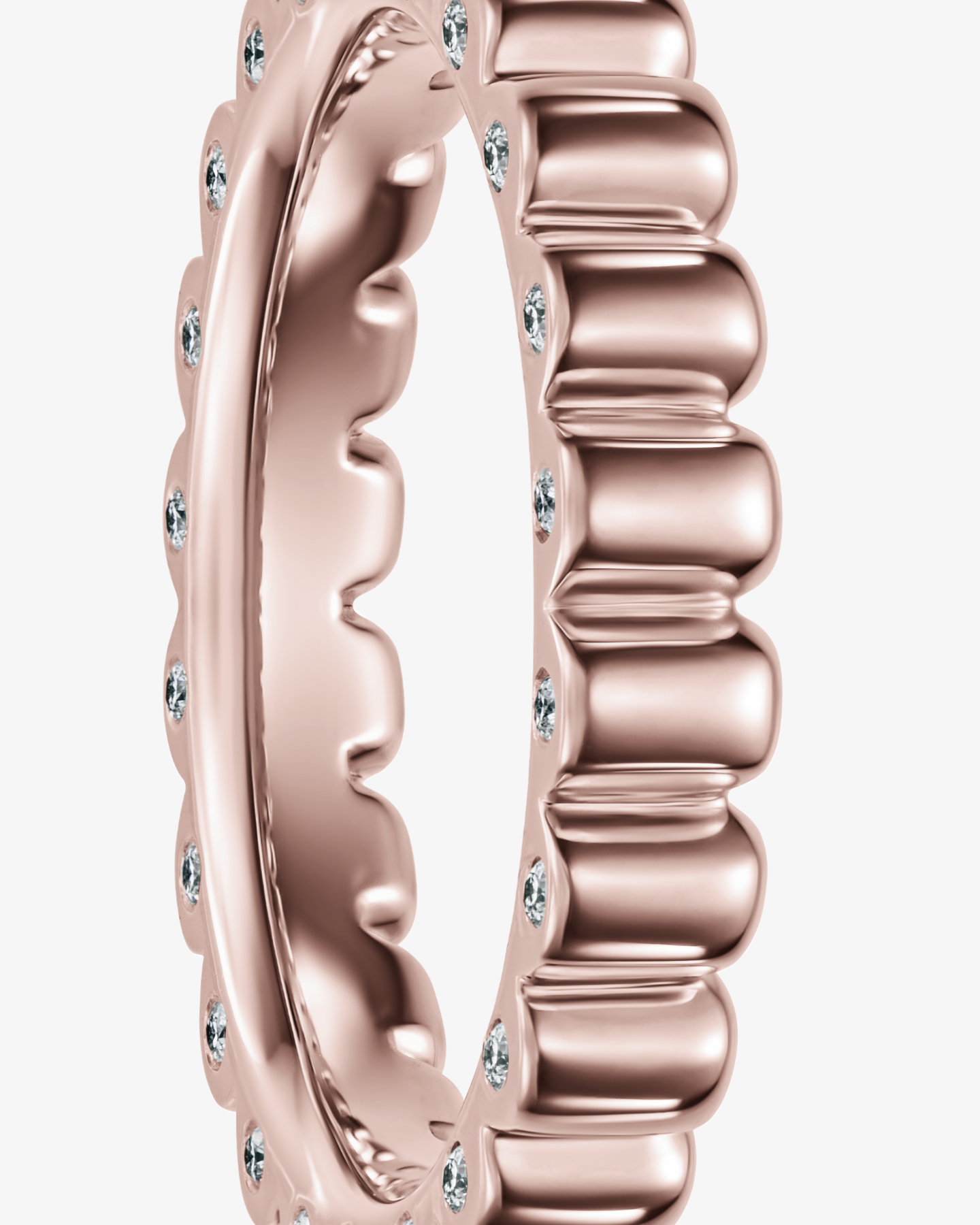 Pierścionek z ryflowaniem z różowego złota i z brylantami 