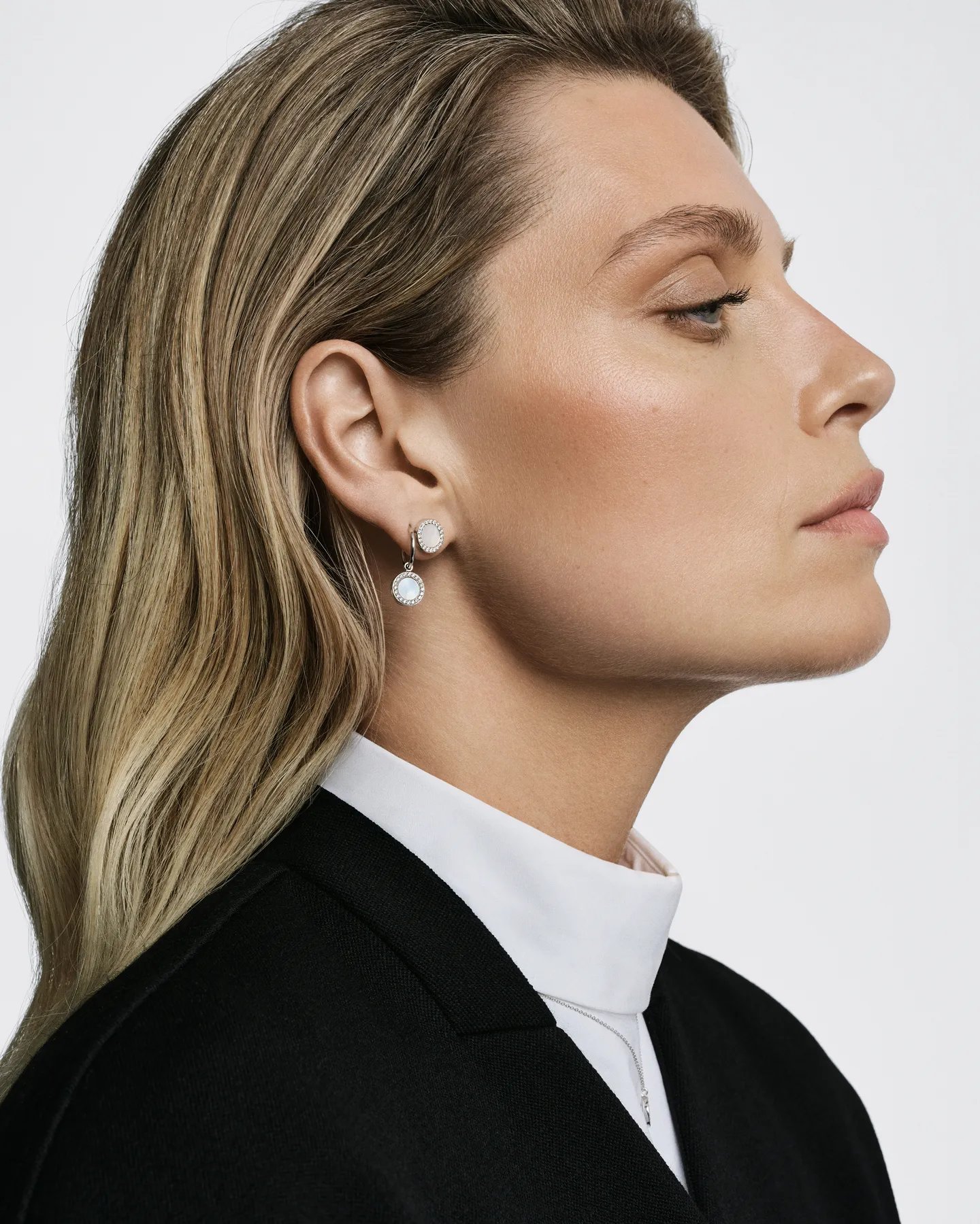 Pojedynczy kolczyk z białego złota, brylantów i masy perłowej