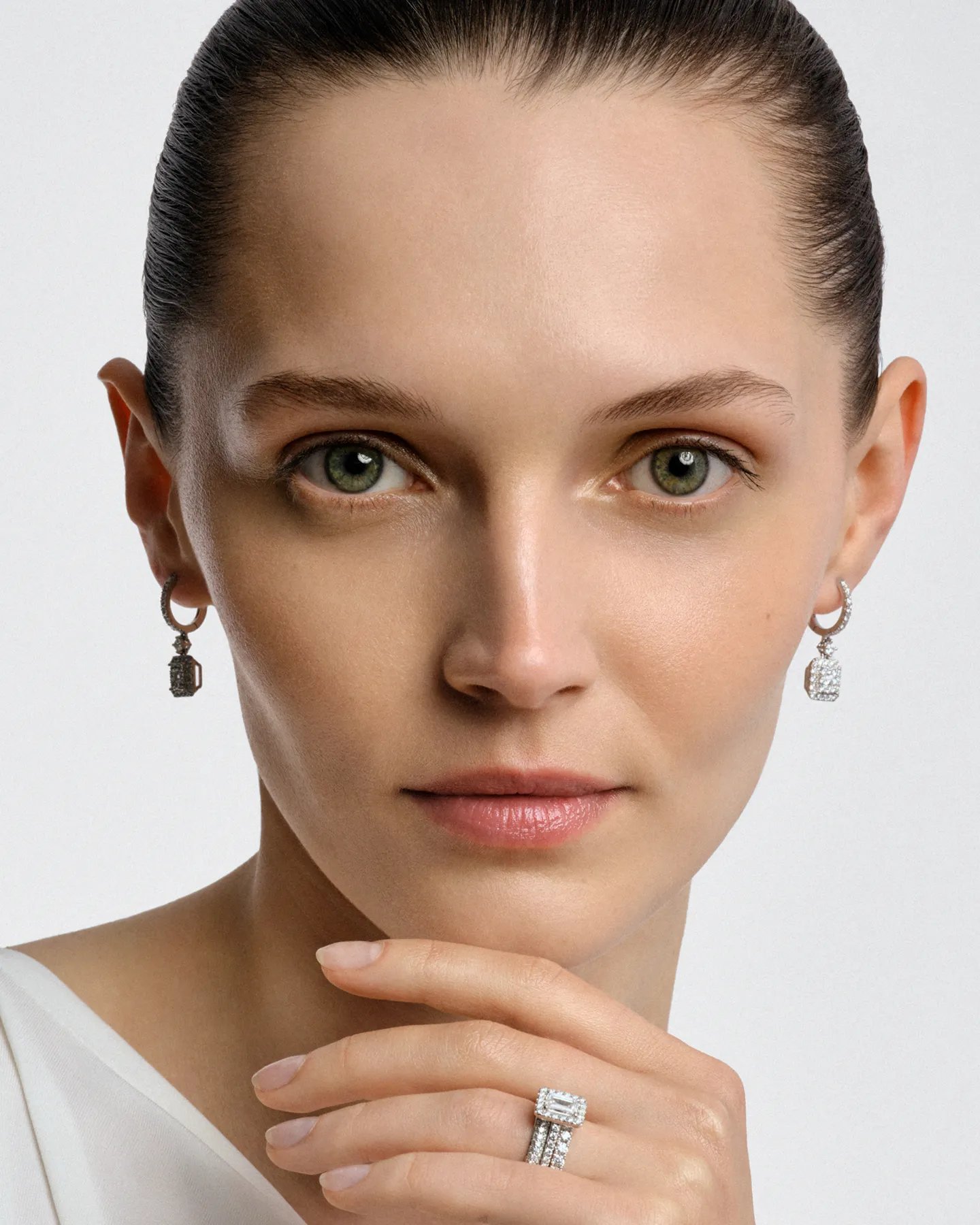 Kolczyki Carré wiszące w białym złocie 585 z brylantami 1.35 ct