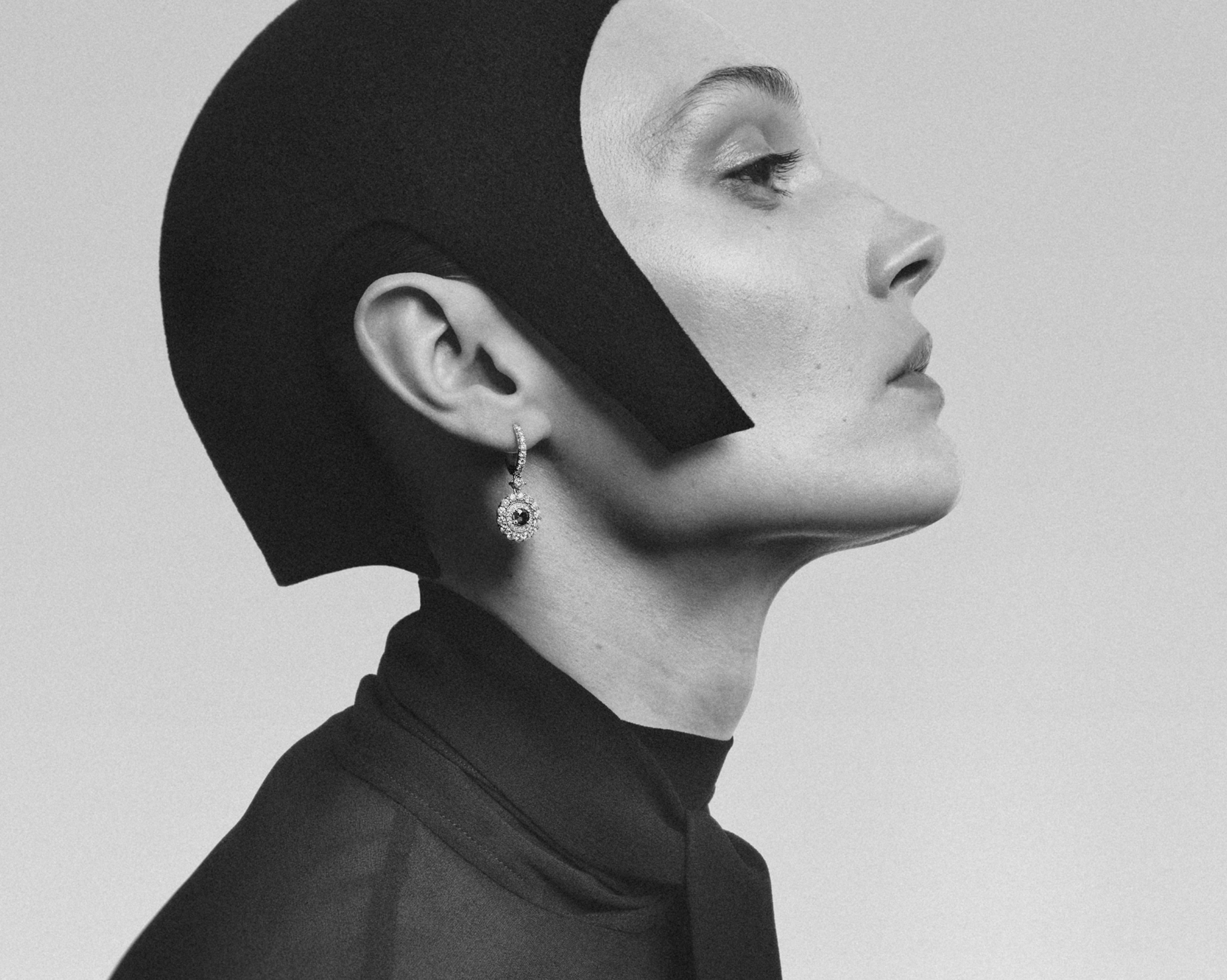 Biżuteria z rubinem w minimalistycznej stylizacji – kamień jako główny akcent