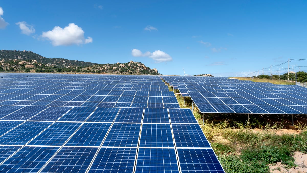 Utah Solar 1 Locks In 30-Year LADWP Supply Deal and Five-Bank Construction Debt as 300 MW Millard County Project Moves to Build Phase