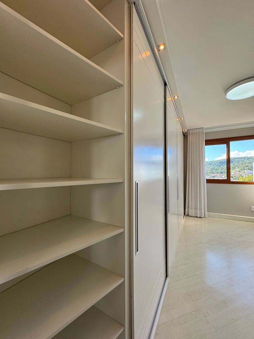 Apartamento no Centro com 3 dormitórios, sendo 1 suíte. - Foto 13