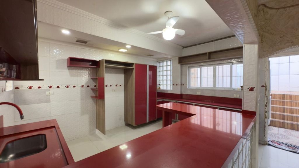 Casa Ampla com Piscina, Área Gourmet e Garagem para 6 Carros — foto 23
