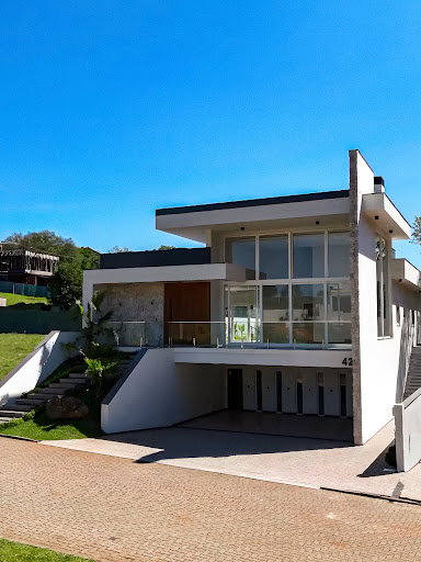 Casa no Country com 3 suítes, piscina e 272m²