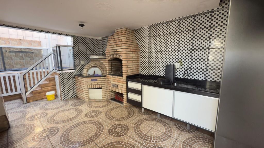 Casa Ampla com Piscina, Área Gourmet e Garagem para 6 Carros — foto 2
