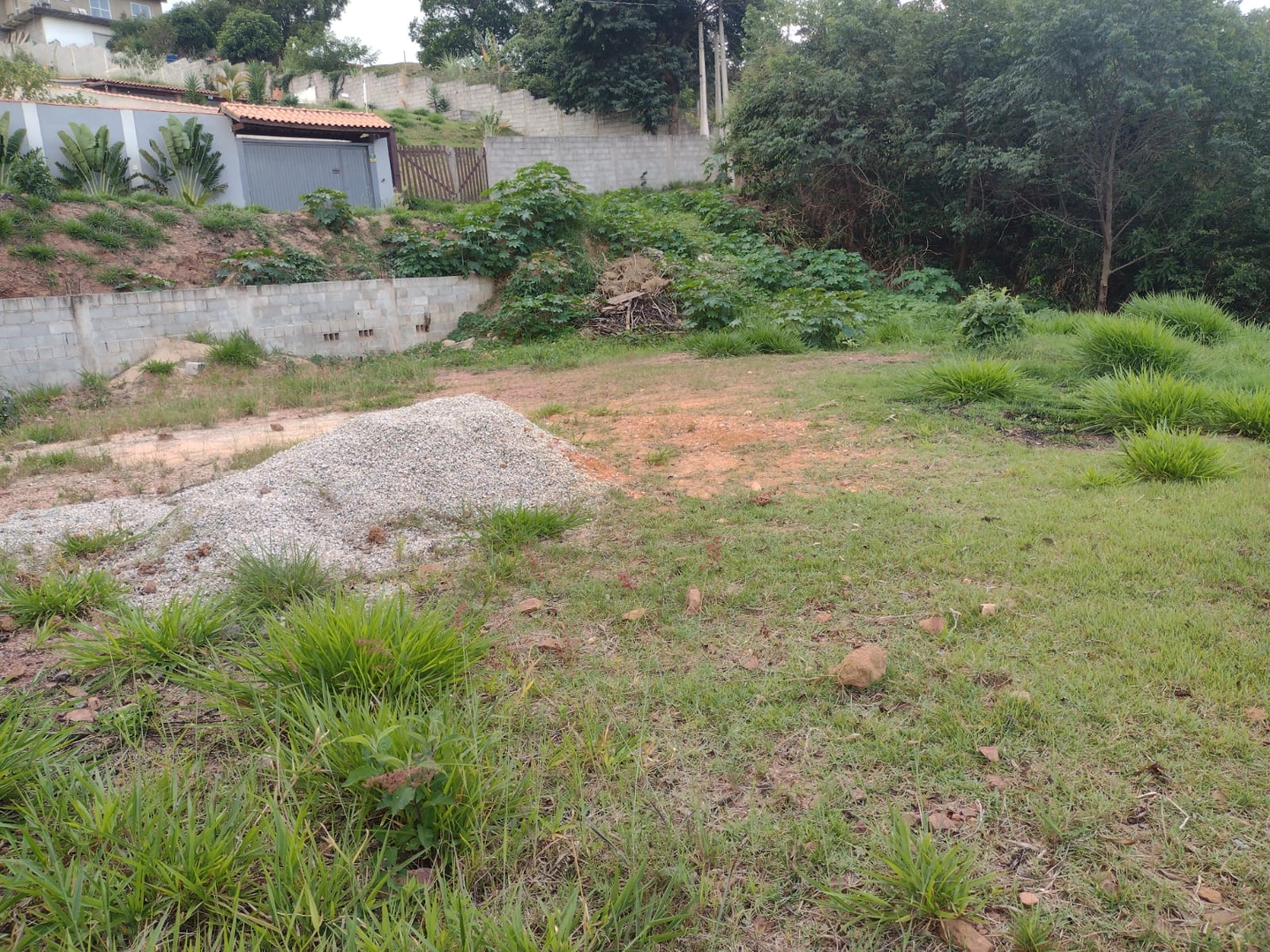 Terreno com Vista em Condomínio Tranquilo e Arborizado