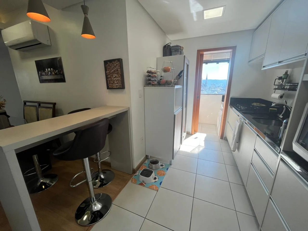 Apartamento semimobiliado no Centro com 2 dormitórios, sendo 1 suíte com ótima vista para o pôr do sol. - Foto 19