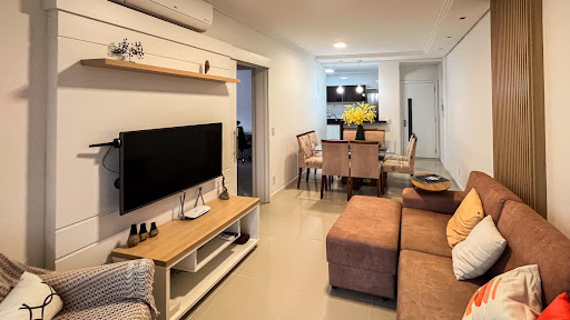 Apartamento no Luxor semimobiliado com 2 dormitórios e suíte