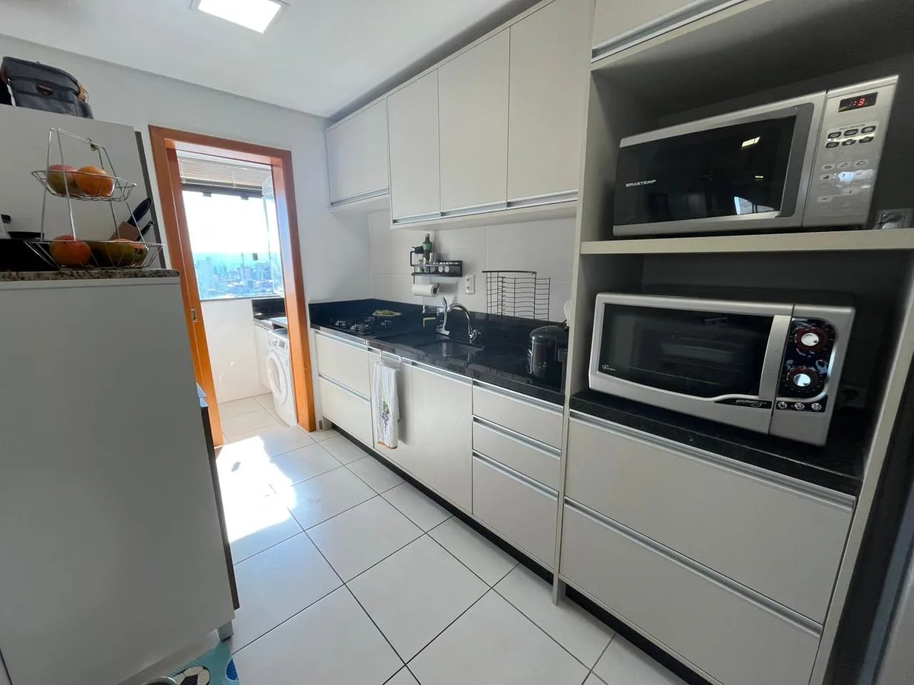 Apartamento semimobiliado no Centro com 2 dormitórios, sendo 1 suíte com ótima vista para o pôr do sol. - Foto 18