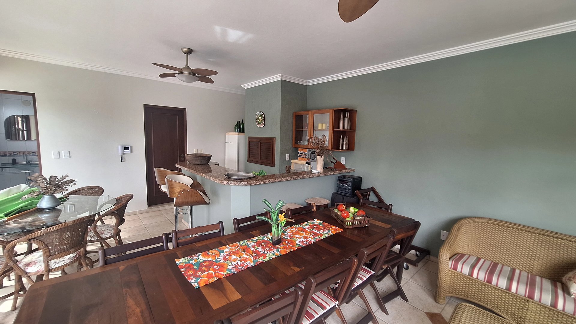 Linda casa de 4 dormitórios 3 suítes, 2 banheiros, piscina com salão de festas - Foto 8