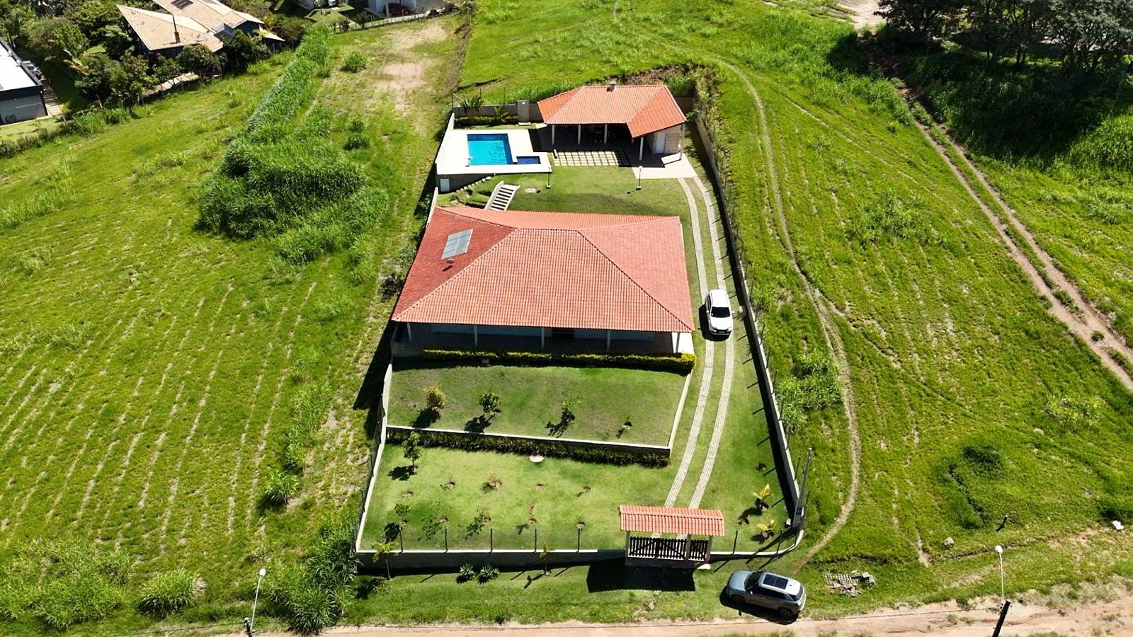 Chácara à Venda em Mairinque em Condomínio Fechado | 4 suites